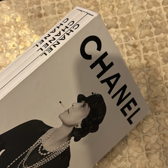 CHANEL SET OF 3 BOOKS BY ASSOULINE - Picture 17 of 17